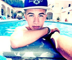 foto's van boys & girls worden gegooid en jij geeft ze een cijfer. 
ik follow iedereen back! lovee xx