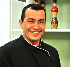 Chef de cozinha e apresentador do programa Sabor da Terra, da TV Correio, afiliada Rede Record.