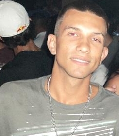 você não precisa simular interesse algum pelas pessoas em volta,elas não exigem mais que um bom-dia, boa-tarde, boa-noite, às vezes nem isso