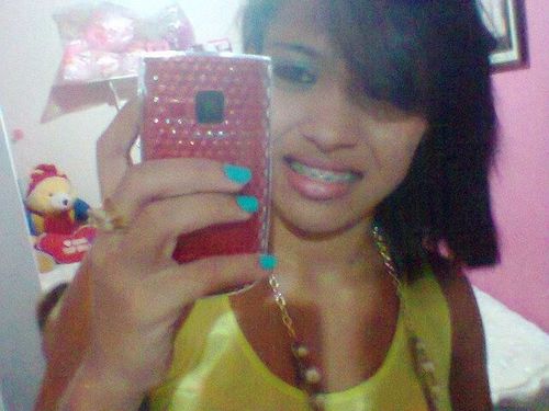 .Tá vendo essa carinha de menina? Pois é, ela engana. Sou doce quando quero e amarga quando é preciso, cuidado.