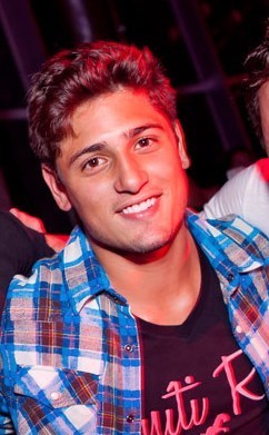 Há quem diga que tudo passa, eu discordo, pois a cada segundo você se faz mais eterno dentro de mim @danielrochaaz
since : 03/08/2012 3