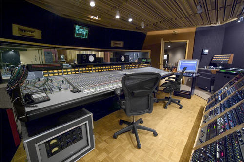 Big Life Producers is a combination of rock, punk, pop, urban, music producers, mixers, re mixers. Christina Aguileira, Bond, Britney Spears