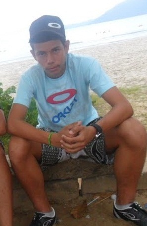 gosto de jogar bola....jogador zagueiro em busca do meu sonho ser um profissional de futebol.. =D