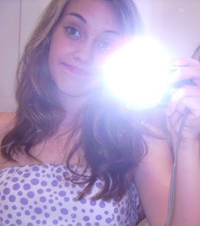 assim ó , sou feia , chata , sou mandinha , odeio sair , amo neve , sou ciumenta pra caralho , muito preguiçosa e meio arrogante , é isso ...