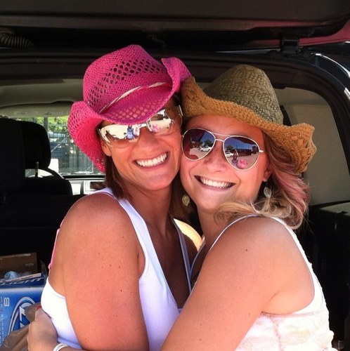 TrishTeis's profile picture. friends don't let friends have bad hair and i can help you with that