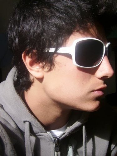 Sou um garoto muito gato rsrs, legal, pouco chatoo bricks só me conhecendo para sabe..