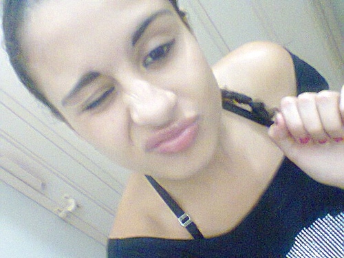 -;* Ela não anda, ela desfila
Ela é top, capa de revista
É a mais mais, ela arrasa no look
Tira foto no espelho pra postar no facebook. ♪♫♪♫
