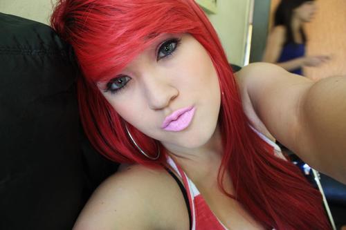 Diaba ruiva, chata , ciumenta , rebelde, amizade pra mim é tudo !
 Coca, doritos, chocolate #VicioEterno ♥