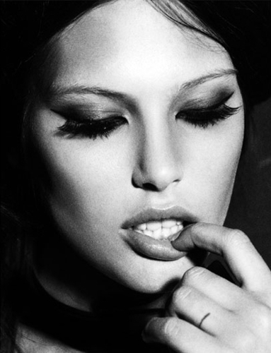 Uma garota sábia beija mas não ama, escuta mas não acredita e parte antes de ser abandonada. -Marilyn Monroe.  http://t.co/leqQWPsJbB