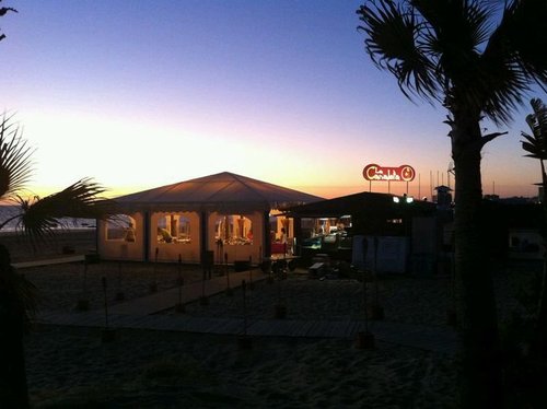 SERVIMOS MUY BUENAS TAPAS, MEDIAS YRACIONES DE EXQUISITAS COMIDAS YPOSTRES, ACOMPAÑADA DE LAS MEJORES BEBIDAS, CON UN AMBIENTE RELAJANTE Y BUENAS VISTAS AL MAR.