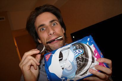 I eat oreos. follow if you love #oreos