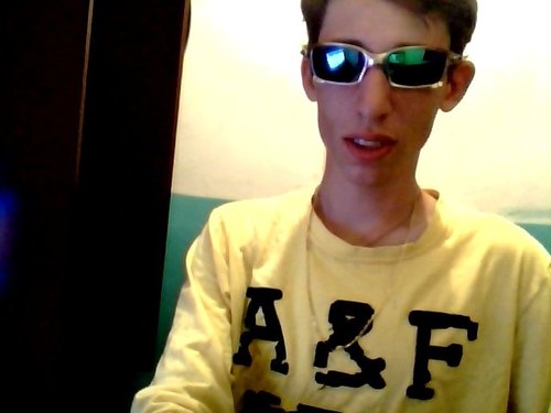 Deejay e Produtor, Sofisticado e Elegante, Branco, Olhos castanhos claros. e dono de Uma forte Personalidade.