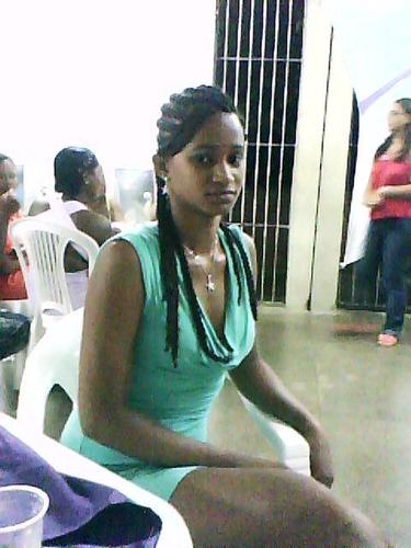 Sou alegre, bem humorada, e gosto de sair e me divertir....e dancar.