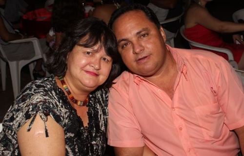 Formada pela Universidade Federal de Goiás no curso de Comunicação Social, Jornalismo, Shirley Cruz mora em Palmas desde 1993.