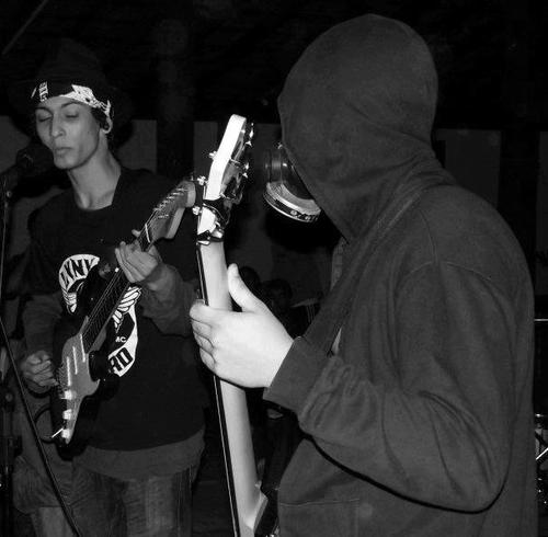 @alcoolizando  (Guitarra e vocal)

@GuiiOut          (Contra-baixo)
@caiograo (Bateria)