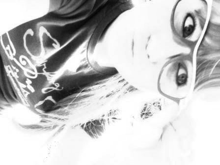 Eu choro. Eu me decepciono. Eu sorrio.Eu amo. Eu brigo. Eu xingo. Eu me irrito. Eu fico triste. Eu erro. Eu acerto.Eu só apenas mais uma no Mundo ;$