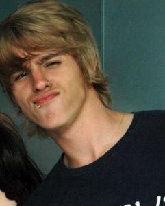 Meus melhores sorrisos é por lembrar de você...Fã clube dedicado ao @thomasrestart baterista da @rockrestart...Since-19-12-2011 Dona: @_layanesilva