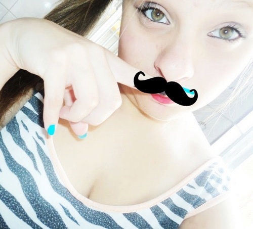 Pequena Menina Sem bio  '-'