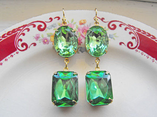 My Etsy shop sells wedding bridal, vintage and estate style jewelry. https://t.co/5fWXTJjduI my blog https://t.co/fm3SajCgrS