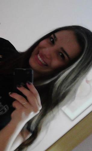 Eu sou feita de sonhos interrompidos, detalhes despercebidos,amores mal resolvidos...
E é assim que continuo vivendo e aprendendo ... ;)