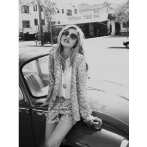 I am just a girl who loves to write romantic stories. True love exists ! For questions about the blog: http://t.co/e6VwnZeUSG