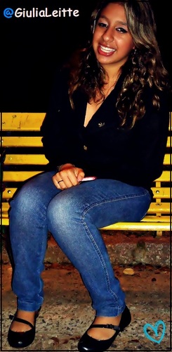 Não existe um caminho para a felicidade. A felicidade é o caminho. ;))  SORRIA pode seer oo mlr remedio para suas tristezas ,,