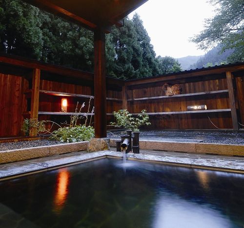 新潟県五泉市の温泉旅館です。咲花温泉で1軒だけ山側の静かな旅館です。目の前をSLが走ります→https://t.co/7LuxXur3FG　周辺のスポット動画→https://t.co/1xbRbbA6Ba　近隣のニュースも配信します。効能豊かな温泉は美しいエメラルドグリーンです。