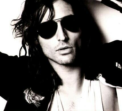 Guitarrista principal de The Strokes. Actualmente, grabando el 5to. con los pibes. Mis solos suelen ser orgasmicos. Soy sexy y lo sé.
