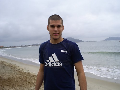 homem honrado pela benção do yeshua, preciso e objetivo de pocas palavras mas de atitude. atleta de mma e viciado em jiujitsu.