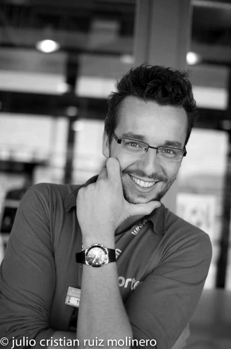 Persona con desequilibrios mentales, devorador del debate político, aficionado a la tecnología, empedernido cineasta , y sobretodo amante de los animales ;)