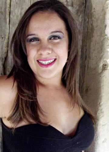 Garota,mesmo brava é linda. Mesmo alegre, chora. Mesmo tímida, comemora. Mesmo apaixonada, ignora. Mesmo frágil é poderosa.