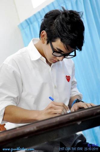 สวัสดีครับ กัน นภัทร ครับ หรือ กัน เดอะสตาร์6  (ไม่ใช่กันตัวจริง) :) ♬ ถ้าใครฟอลมาก็ขอให้ผมได้เข้าไปอยู่ข้างๆหัวใจคุณด้วยนะค้าบบบบบ☺ โอเค ?