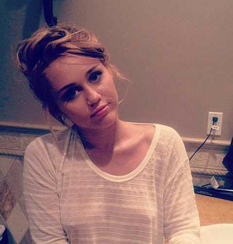 || 17 || Junior at @DolphinSprings || Singing, Culinary Arts, Astronomy || FC: Miley Cyrus ||