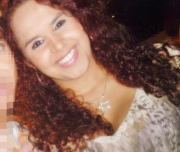 Ruiva , Alta , Feiia  , gosto de ouvir bastante mùsica , sou bailarina e gosto de dançar quando estou triste ou com algum problema .