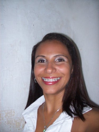 Sou brasileira,solteira, de cor morena clara, olhos castanhos claro,cabelos compridos e castanhos .Muito divertida, simpática, alegre e de bem com a vida.