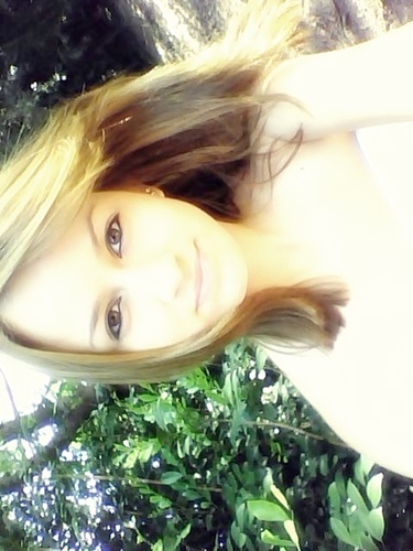 Eu descobri que sempre vai haver alguém 
para me mostrar que ainda vale a pena sorrir. (: