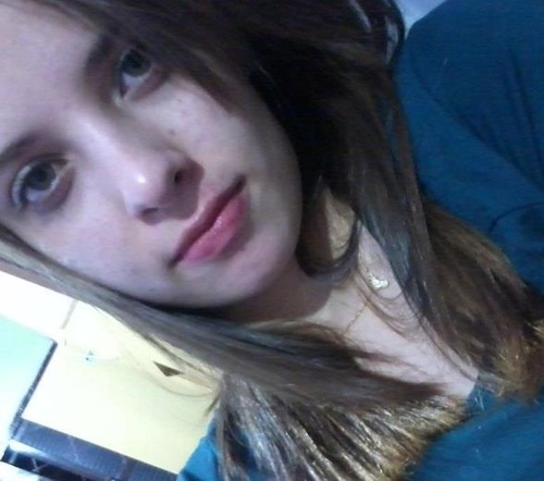 ''Lamentavelmente eu sou assim...Um tanto dispersa, Às vezes desapareço, Pois depois recomeço, Mas antes me esqueço.