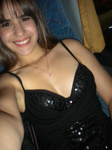 17 anos. Sou alegre, sincera, humilde, animada, carinhosa e teimosa. Amo o meu SANTOS FC *-*, amo jogar video game