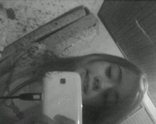 ☺Eu...? ♥ Exatamente igual a um vidro ~/ - se me jogar no chão.? ♠eu qebro.. ♀Mas se me pizar..? • Te corto ~/