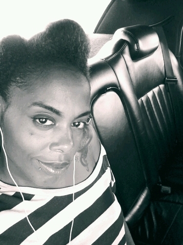 Am 5'ft Carmel Brown Skin .... Am a Fun lovin person ... I enjoy Hanging out .... C/O 05 Woodlawn High School