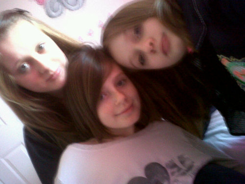 We are 3 girls who sing + sreetdance + are bestmates 4 life + we will follow you if youu follow us :) ♥