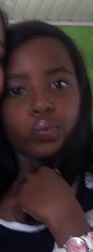 eu so uma menina simpatica naum so falsa eu so sincera e todos gostam de mim