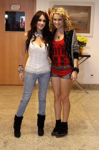 Uma BIO não tem capacidade de descrever o amor que sinto por voce (@Lua_Blanco) . TE AMO