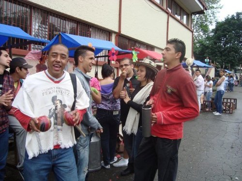 Mis pies son mi único vehículo, tengo que seguir dándole para adelante. ♫el hombre mas sabio es el que sabe que su hogar
es tan grande como pueda imaginar♪