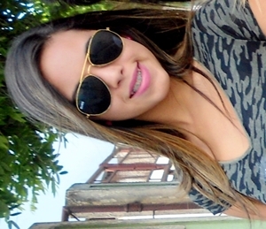 Irônica , frágil , bagunçeira ,medrosa , teimosa , tímida , sensível , bipolar , metida, dificíl de aturar,  feliz. Prazer , eu (: Sigo de volta , só avisar ~