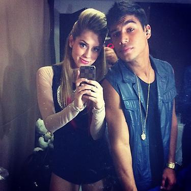 Apesar De Tanto Fãs Eu Sou Apenas Mais Uma Tentando Abraçar E Dizer o Quanto Eu Amo Voces @sophiaabrahao & @MicaelBorges_  SINCE:06/08/12 BFF @SmileOfJhulie s2