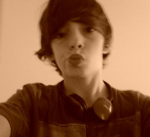 hello there ! welcome to my OFFICIAL twitter page and i also follow back ! Enjoy!!! ツ