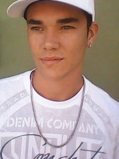 Menino que te encαntαα ; (a'
Gαrotoo que te fαscinα ; (8'
Homem que te enlouquecee. (6'

- αquele que te fααz tão beem ♥'