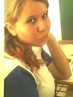 Sou dramática, louca, estressada e falo palavrão. Canto mal, sou chata, brincalhona, sarcástica, carinhosa e muito, muito feliz.