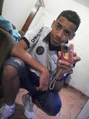 Nunca desista dos seus sonhos , mais sim das pessoas que não merecem fazer parte dele !